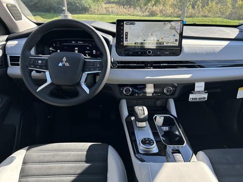 New 2025 Mitsubishi Outlander SE image 16