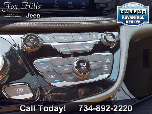 Used 2025 Chrysler Pacifica Limited image 25