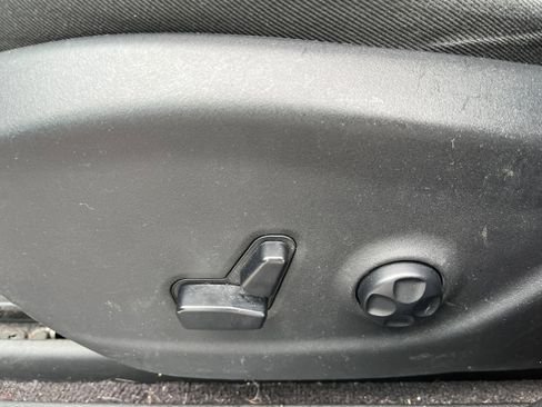 Used 2019 Jeep Cherokee Limited image 10