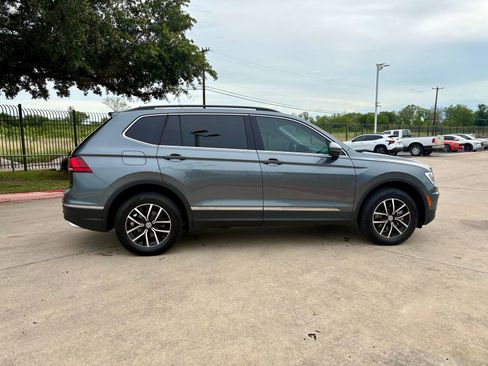 Used 2021 Volkswagen Tiguan SE w/ Panoramic Sunroof Package FWD image 2