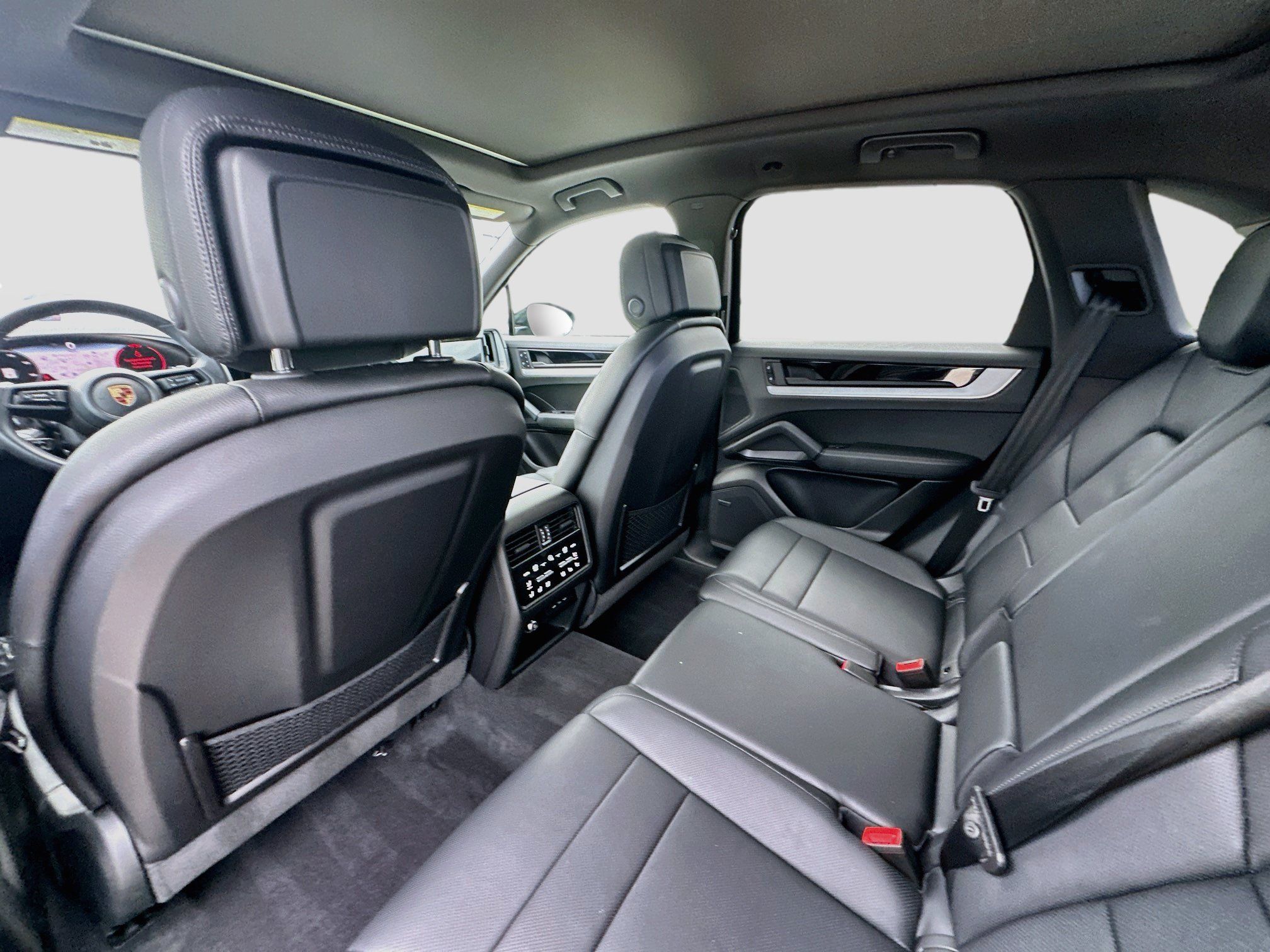 Used 2025 Porsche Cayenne AWD/4WD image 27