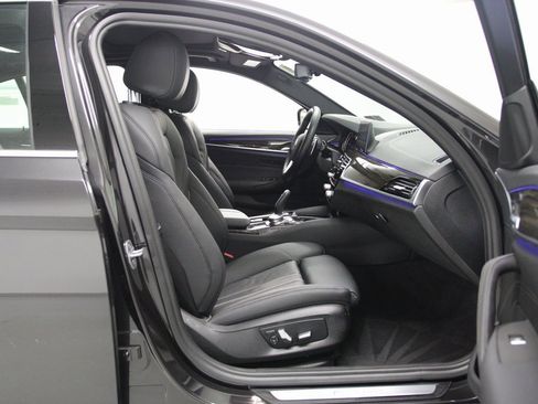 Used 2019 BMW 530e xDrive image 18