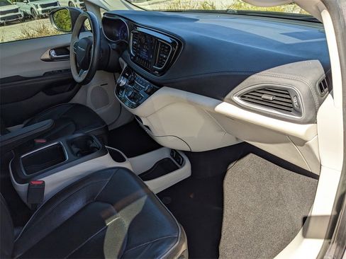 Used 2017 Chrysler Pacifica Limited image 16