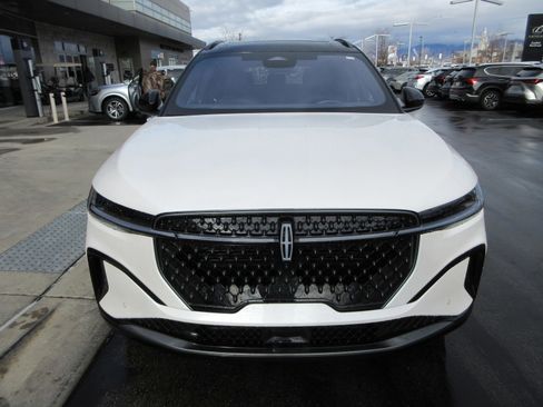 Used 2025 Lincoln Nautilus Reserve image 14