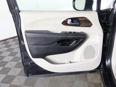 Used 2023 Chrysler Pacifica Limited FWD image 27