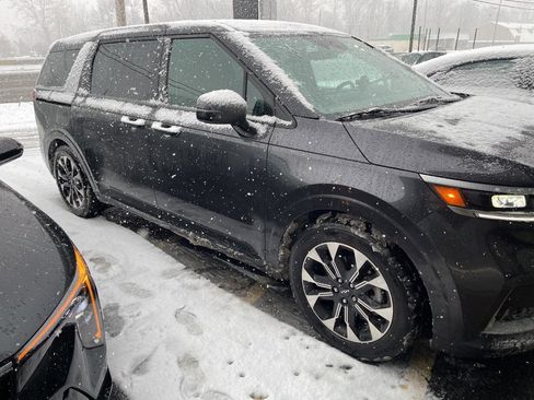 Used 2024 Kia Carnival EX image 2