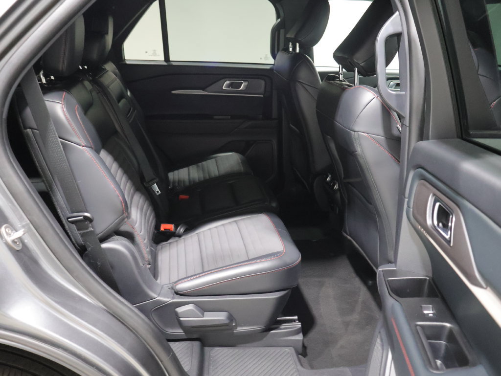 Used 2025 Ford Explorer ST-Line w/ ST-Line Street Pack AWD/4WD image 18