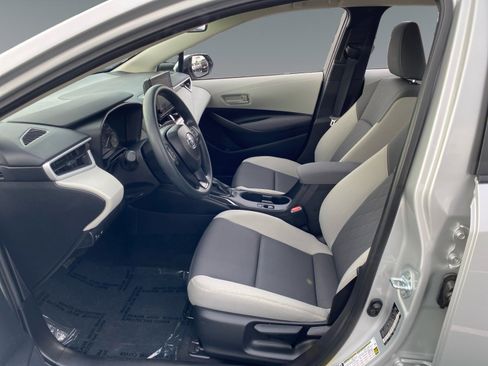Used 2025 Toyota Corolla LE w/ Convenience Package image 9