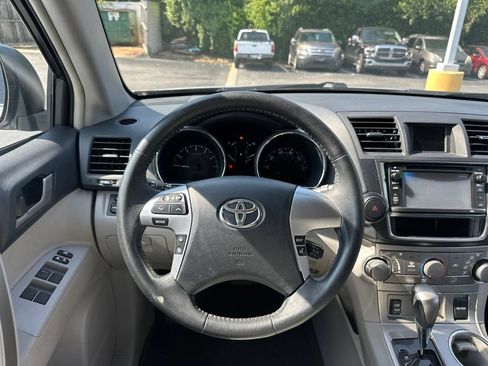 Used 2013 Toyota Highlander SE FWD image 20