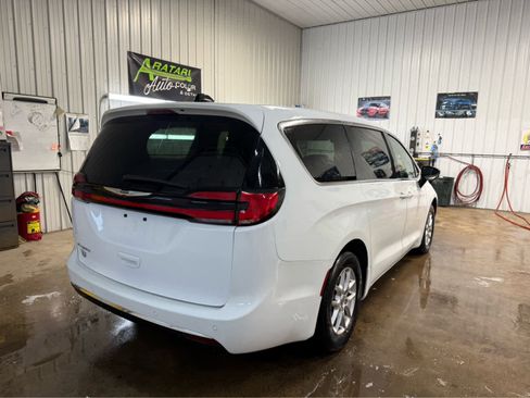 Used 2024 Chrysler Pacifica Touring-L image 5