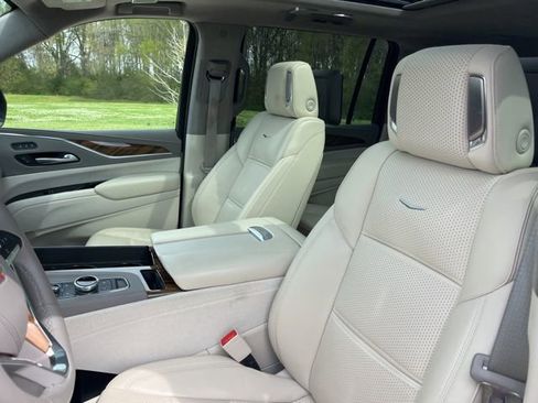 Used 2023 Cadillac Escalade ESV Premium Luxury Platinum RWD image 17