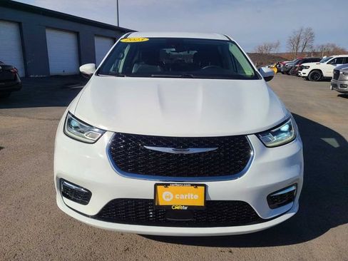 Used 2023 Chrysler Pacifica Touring-L image 3