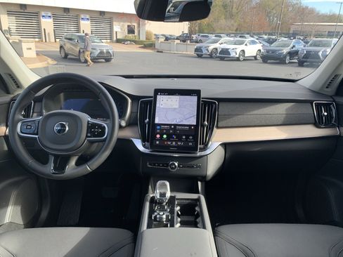 Certified 2025 Volvo XC90 B6 Plus image 30