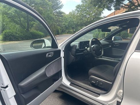 Used 2025 Hyundai Ioniq 6 SE RWD image 5
