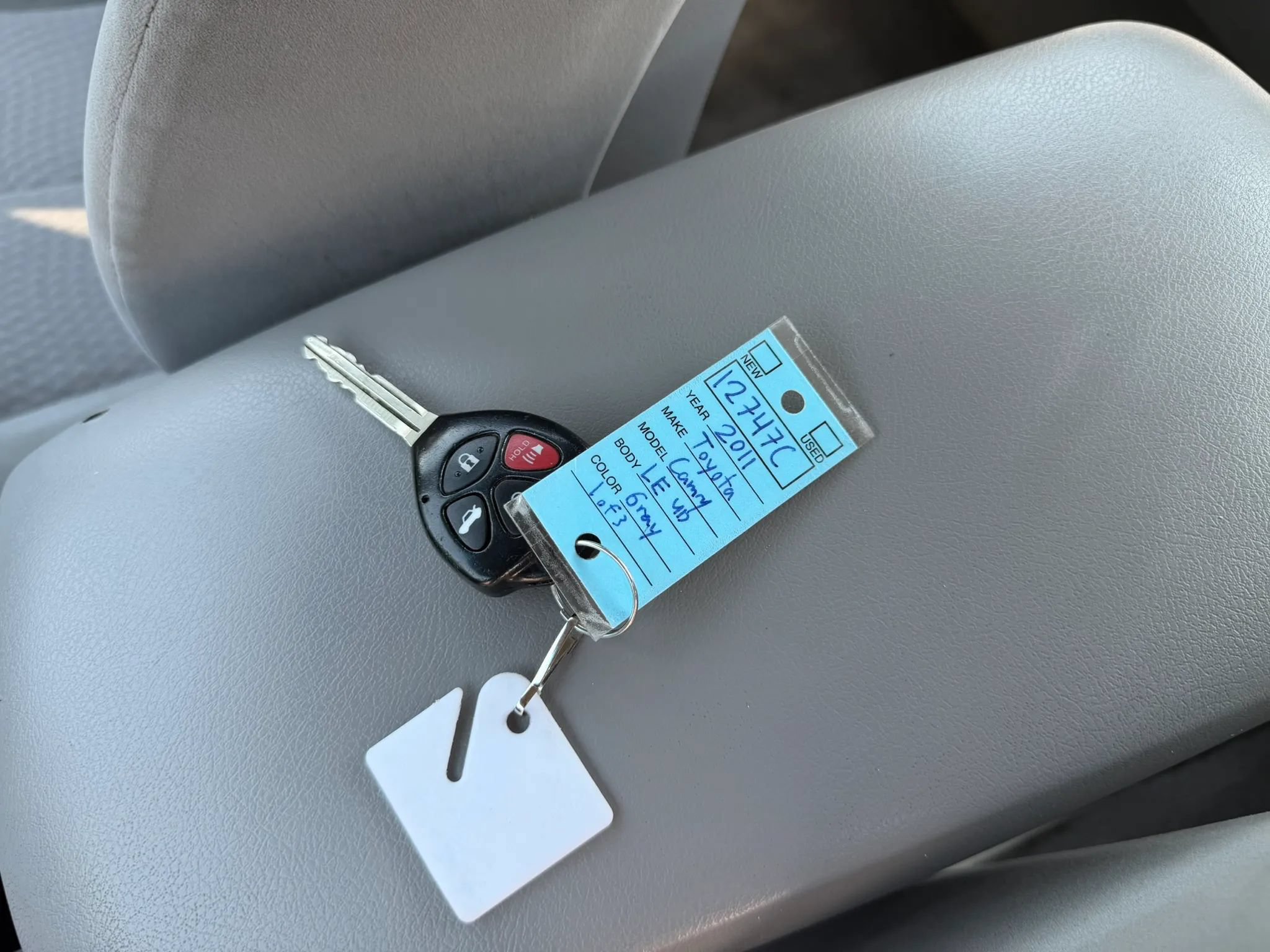 Used 2011 Toyota Camry LE w/ LE Extra-Value Pkg FWD image 2