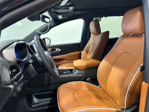 New 2026 Chrysler Pacifica Pinnacle image 15