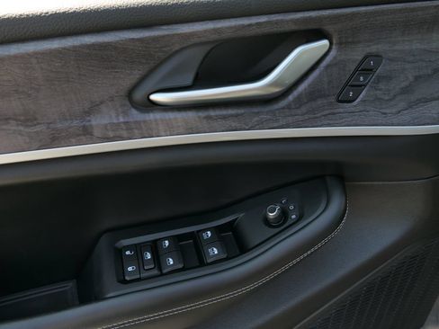 Used 2023 Jeep Grand Cherokee Limited w/ Luxury Tech Group II RWD image 12