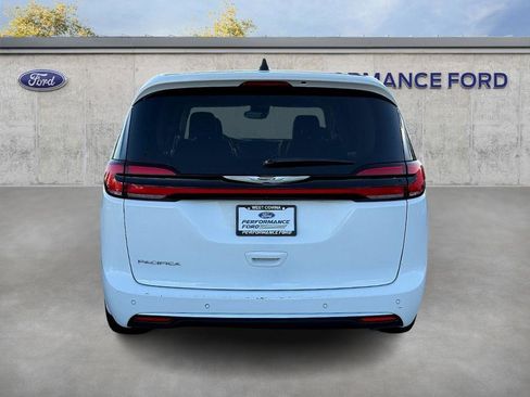 Used 2024 Chrysler Pacifica Touring-L image 6