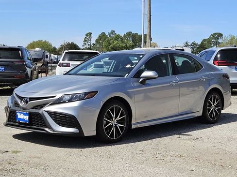 Used 2024 Toyota Camry SE image 4