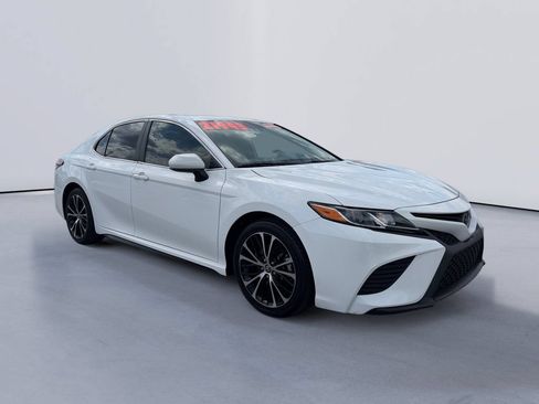 Used 2020 Toyota Camry SE FWD image 1