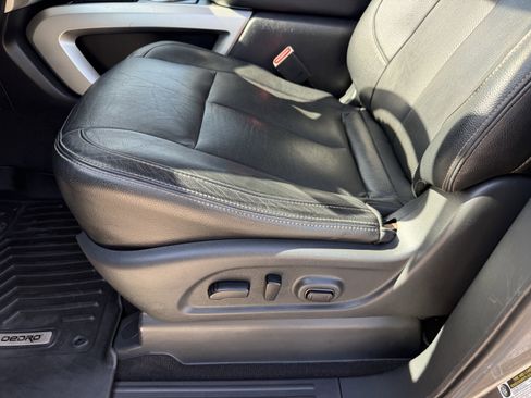 Used 2018 Nissan Titan SL image 28