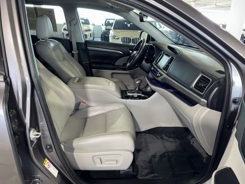 Used 2019 Toyota Highlander Limited w/ Phone Cable & Charge Package image 10