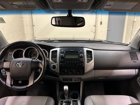 Used 2012 Toyota Tacoma 4x4 Access Cab V6 w/ SR5 Pkg image 18
