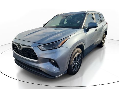 Used 2023 Toyota Highlander XLE FWD image 3