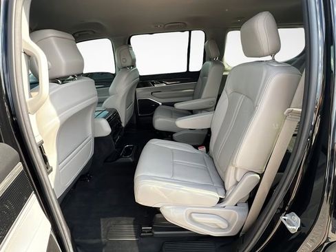 Used 2022 Jeep Wagoneer Series III w/ Convenience Group I AWD/4WD image 12