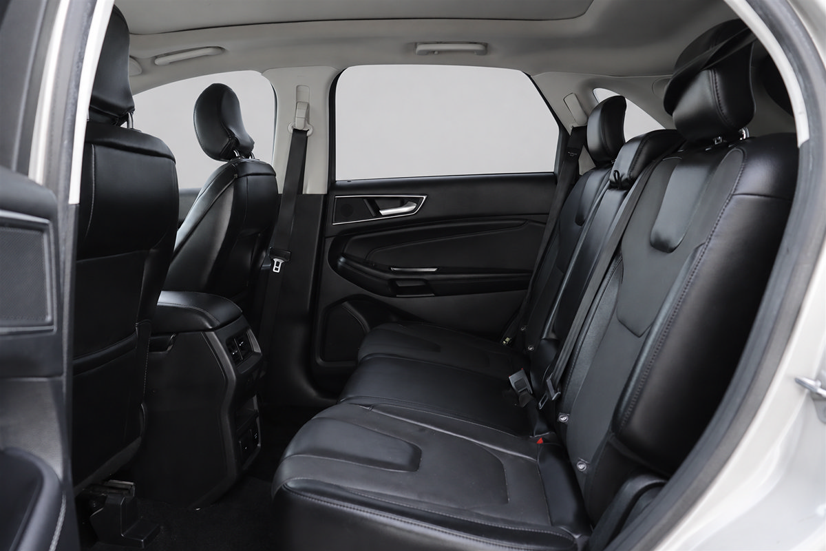 Used 2018 Ford Edge Titanium w/ Equipment Group 302A FWD image 17