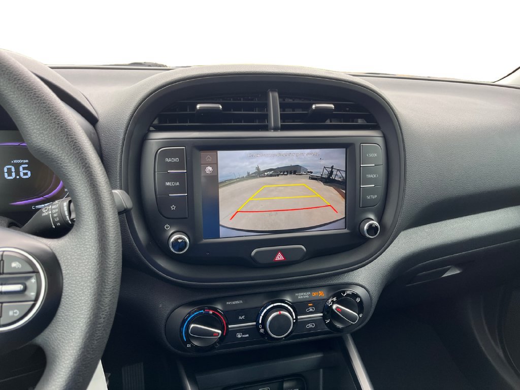 Used 2025 Kia Soul LX w/ LX Technology Package FWD image 16