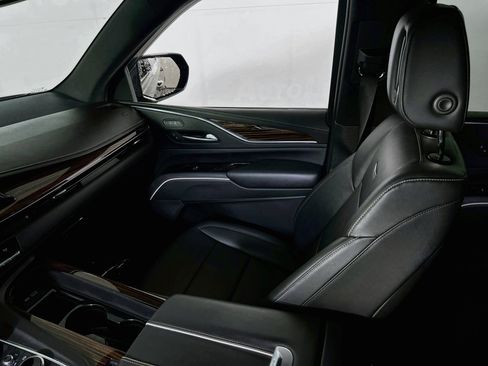 Used 2022 Cadillac Escalade Luxury w/ LPO, Illumination Package AWD/4WD image 24
