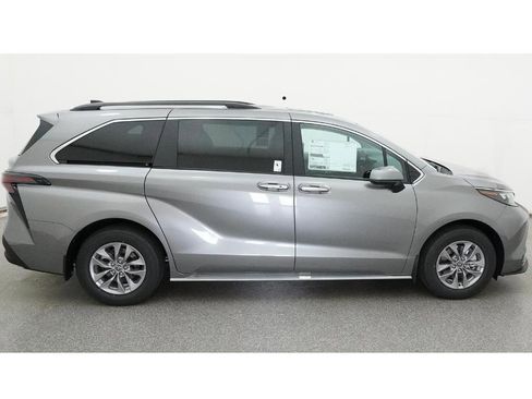 New 2026 Toyota Sienna XLE image 11