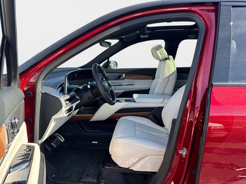 Certified 2026 Cadillac Vistiq Sport w/ LPO, Floor Liner Package image 19