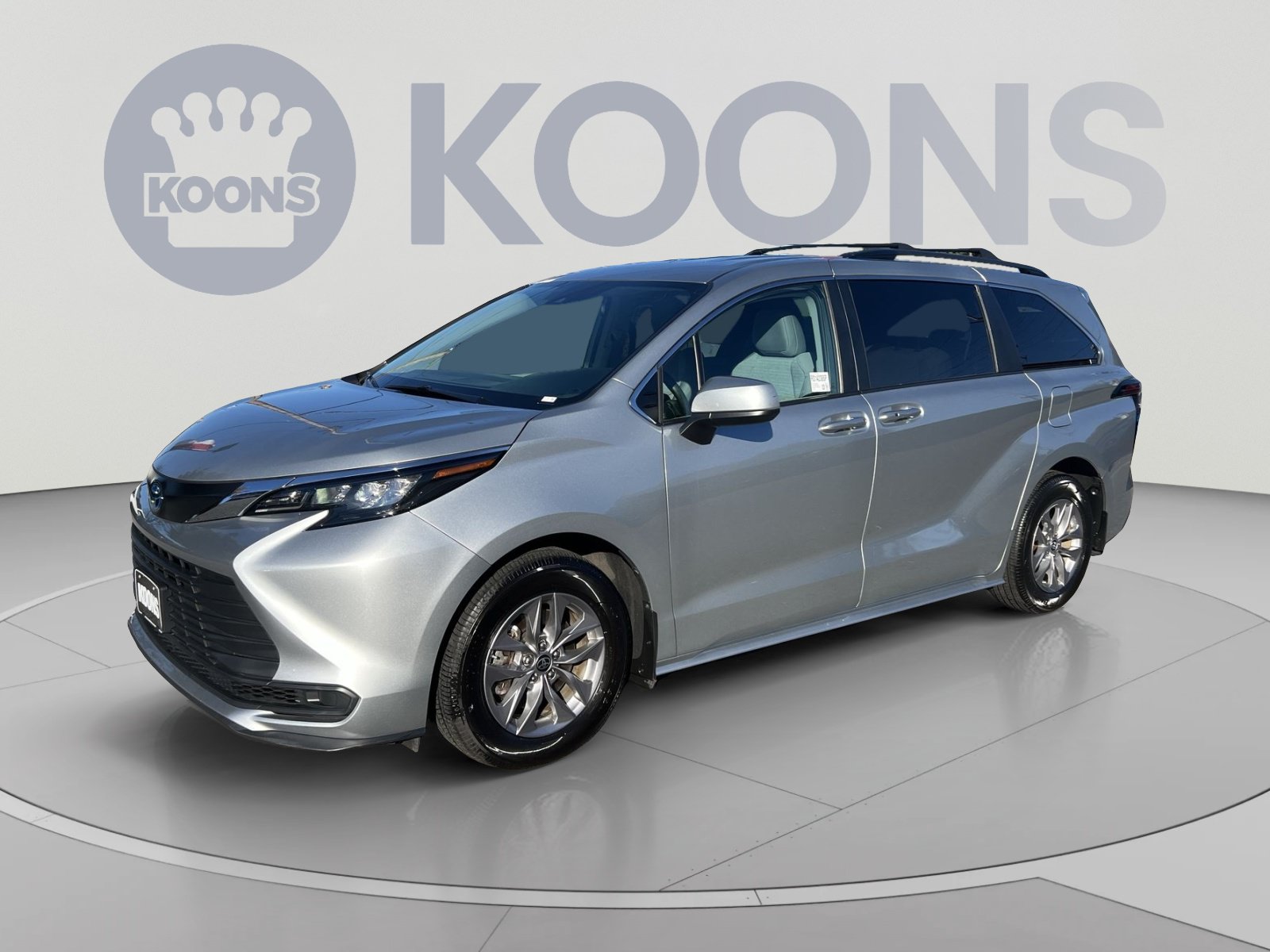 Used 2024 Toyota Sienna LE AWD/4WD image 1