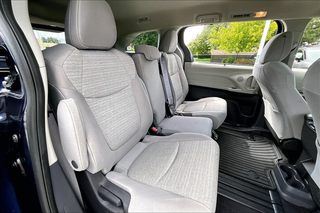 Used 2022 Toyota Sienna LE FWD image 24