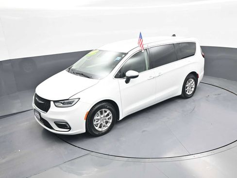 Used 2023 Chrysler Pacifica Touring-L FWD image 27