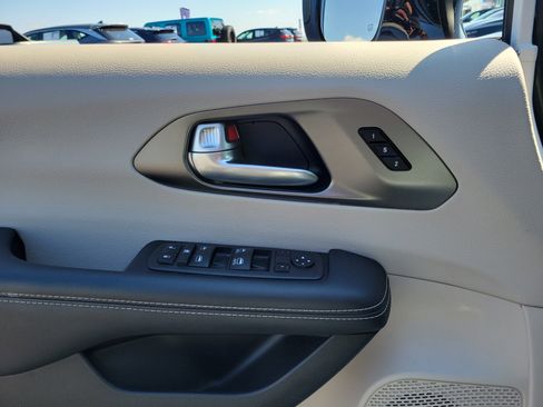 Used 2024 Chrysler Pacifica Touring-L image 17