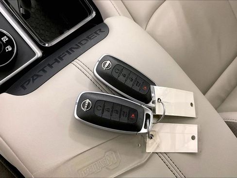 Certified 2025 Nissan Pathfinder SL image 14