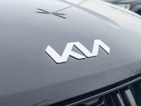 Used 2024 Kia Carnival LX image 11