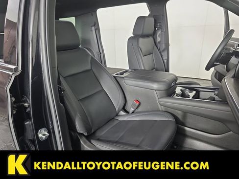 Used 2025 Chevrolet Suburban Z71 AWD/4WD image 24