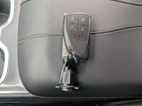 Used 2025 GMC Acadia Elevation image 38