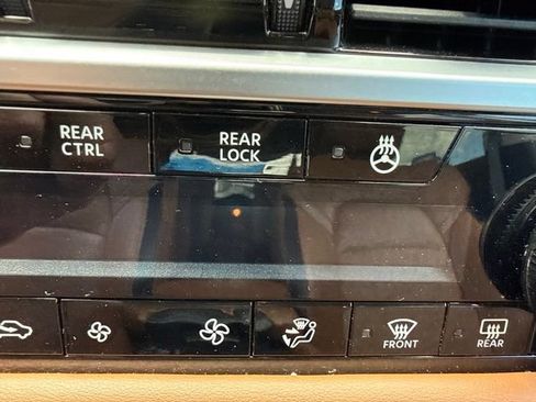 Used 2025 Nissan Pathfinder Platinum AWD/4WD image 18