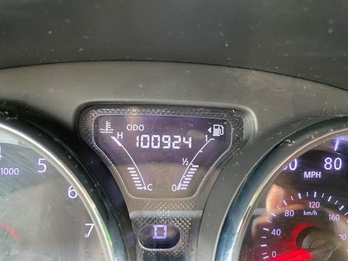 Used 2016 Nissan Versa SV image 2