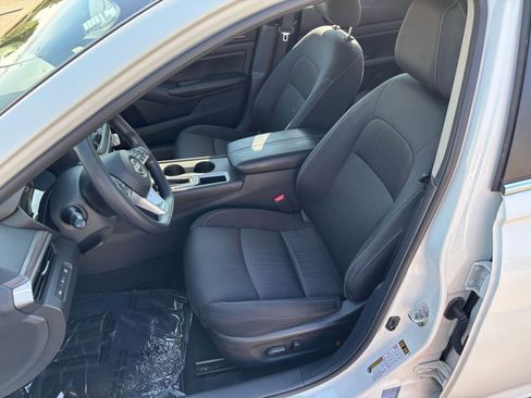 Used 2025 Nissan Altima 2.5 SV FWD image 37