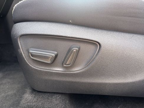 Used 2025 Toyota Highlander LE FWD image 22