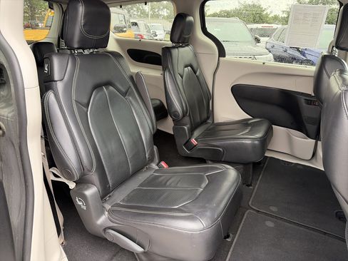 Used 2022 Chrysler Pacifica Touring-L FWD image 15