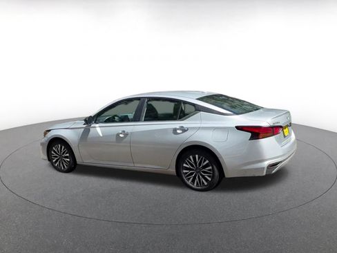 Used 2025 Nissan Altima 2.5 SV FWD image 8
