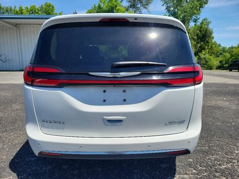 Used 2023 Chrysler Pacifica Limited FWD image 7