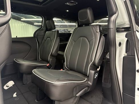 New 2027 Chrysler Pacifica Limited AWD/4WD image 12